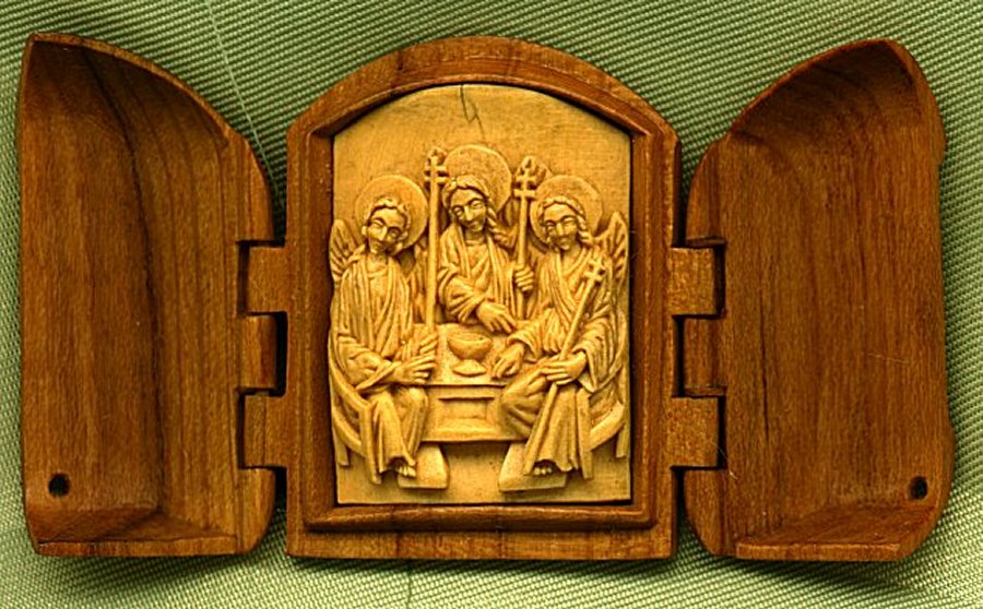 Небольшая деревянная Икона `Святая Троица`.